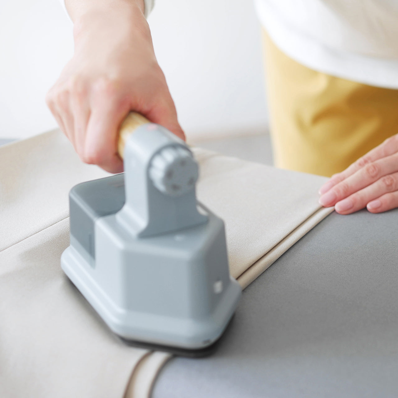 BRUNO Handy and Press Steamer - Ivory